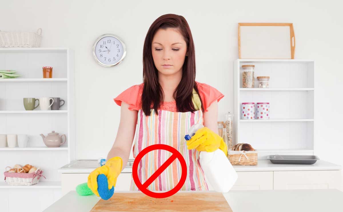 لماذا لا يجب عليك غسل لوحة تقطيع الخضروات بسائل الجلي؟