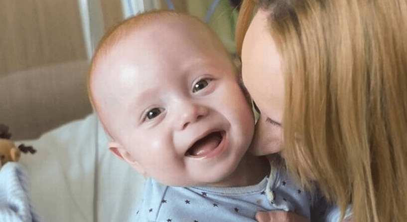 ام تنقذ طفلها من الموت