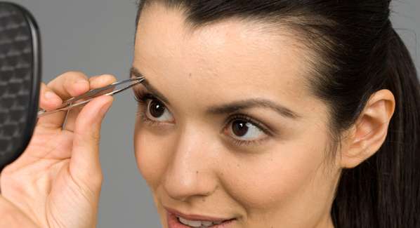 استعمالات غريبة لملقط الحواجب