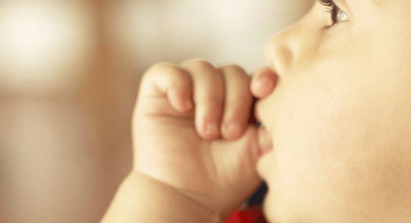 أتركي طفلك يضع يده في فمه