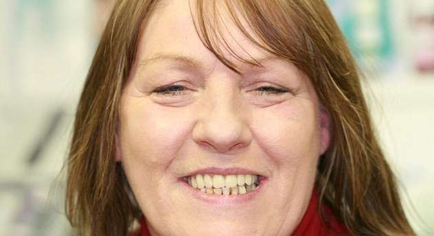 ألصقت أسنانها بالغراء بسبب خوفها من الطبيب