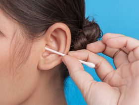 كيفية تنظيف الاذن من الشمع في البيت