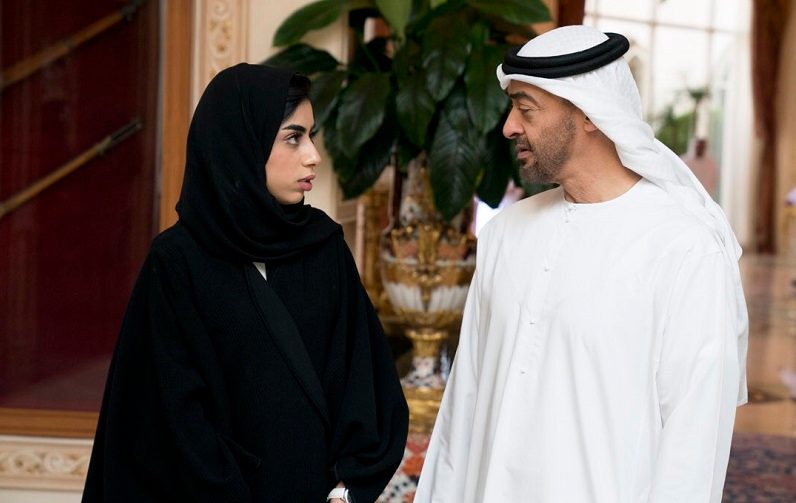 إماراتية تستغني عن عباءتها وسط الشارع لإنقاذ حياة رجل غريب