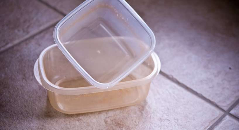 حيل منزلية لإزالة البقع عن الأواني البلاستيكية