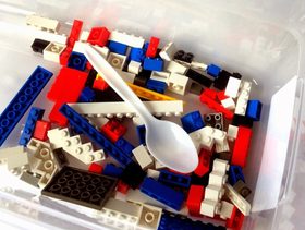 لعبة الليغو مع الملعقة