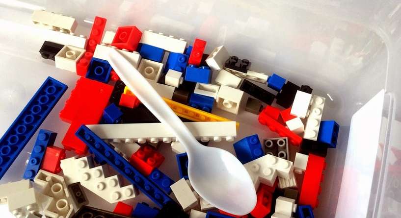 لعبة الليغو مع الملعقة