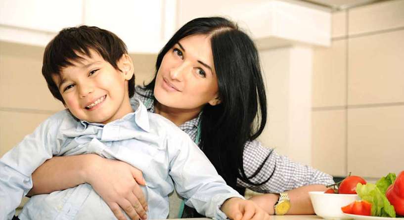 دروس يعلمها الطفل لامه