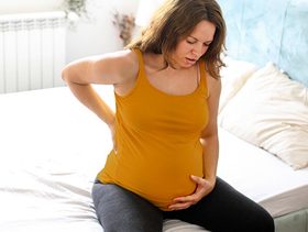 هل ألم الظهر من علامات الولادة