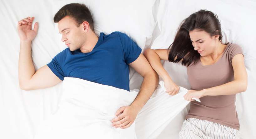 سبب استحواذ الزوج على الغطاء في الليل