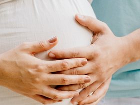 هل ازدياد حركة الجنين في الشهر التاسع من علامات الولادة وما اسبابها؟