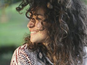 صفات برج الميزان الأنثى في الحب
