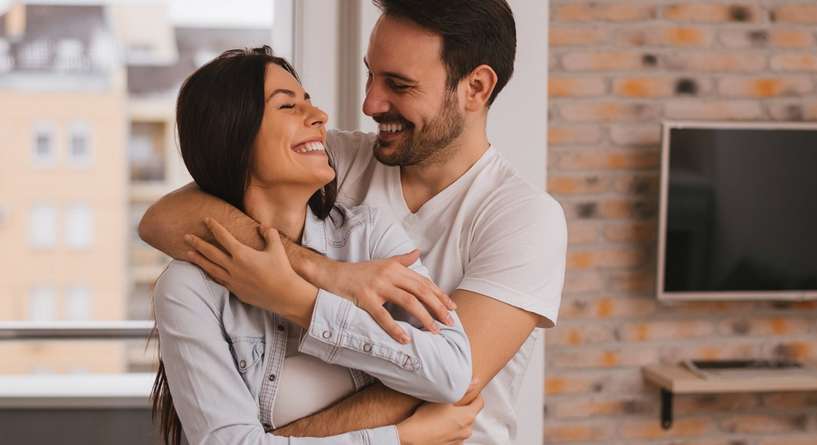 هل يحب الرجل الاحتضان