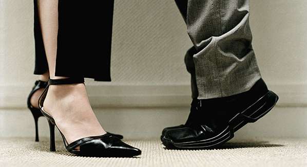 إمرأة سعودية تطلب طلاق زوجها لأنّه قصير القامة