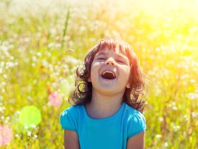 نصائح لتجعلي طفلك نشيطاً ويحب الحياة حين يكبر