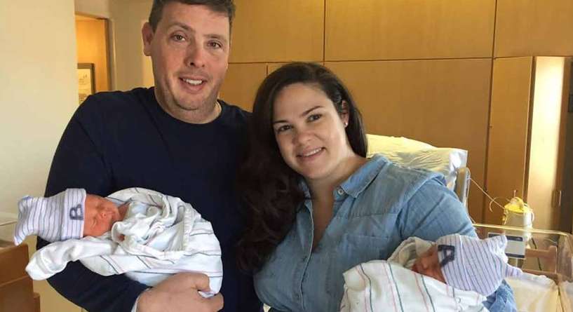 ولد قبل شقيقه التوأم بنصف ساعة لكنه اصغر منه