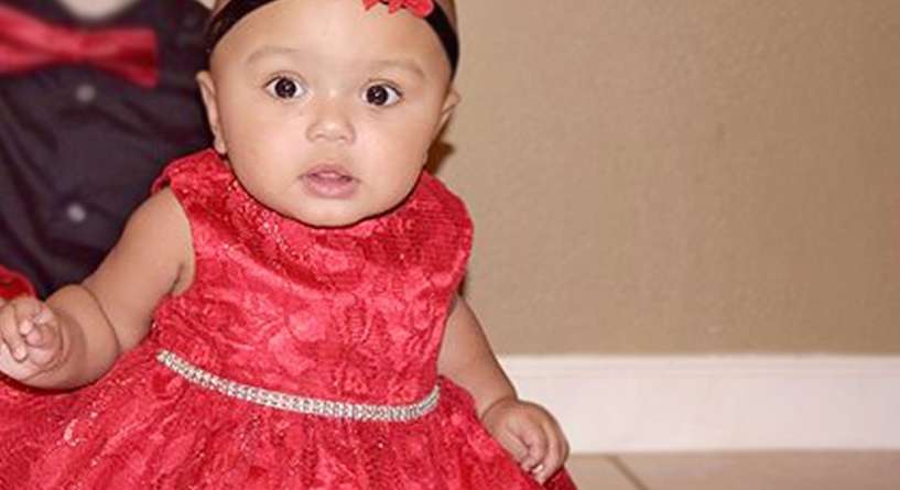 صور توأم نادر بلوني بشرة مختلفين