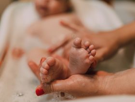 أنا أم لا تحمم طفلها كل يوم لتوفير الوقت ولا يعاني من اي حساسية