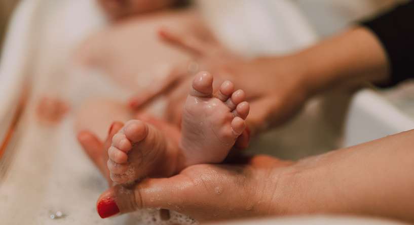 أنا أم لا تحمم طفلها كل يوم لتوفير الوقت ولا يعاني من اي حساسية