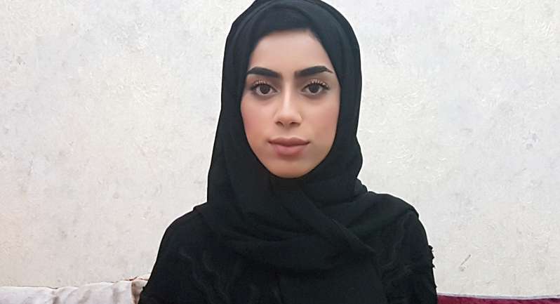 إماراتية تستغني عن عباءتها وسط الشارع لإنقاذ حياة رجل غريب