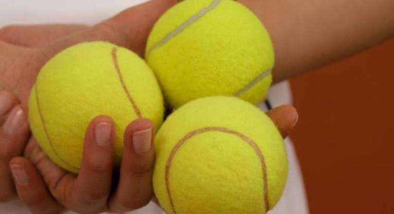 سبب حمل طابة تنس خلال الرحلة على متن الطائرة