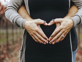 أضرار العلاقة الزوجية أثناء الحمل في الشهور الأولى 