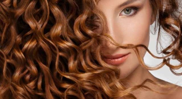 حافظي على شعركِ المجعد خلال الصيف