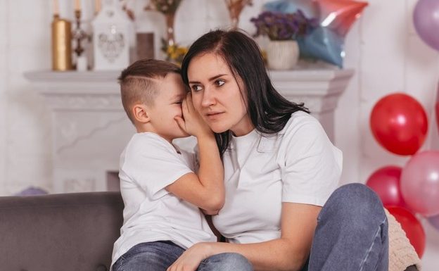 وجوب إخبار الولد عن الأمور المتعلقة بالبنات