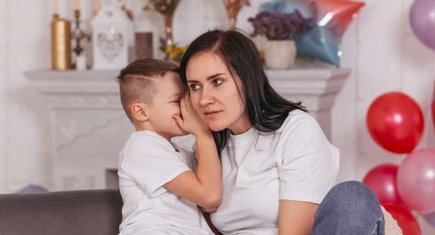 وجوب إخبار الولد عن الأمور المتعلقة بالبنات