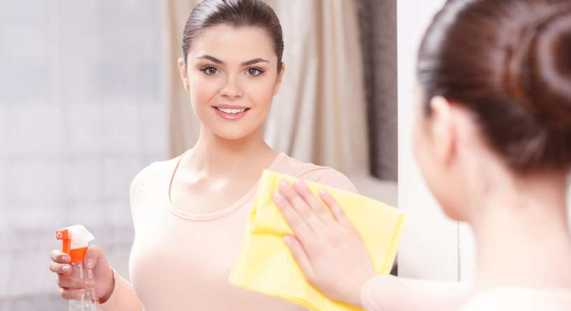خطأ شائع عند تنظيف المرايا في المنزل