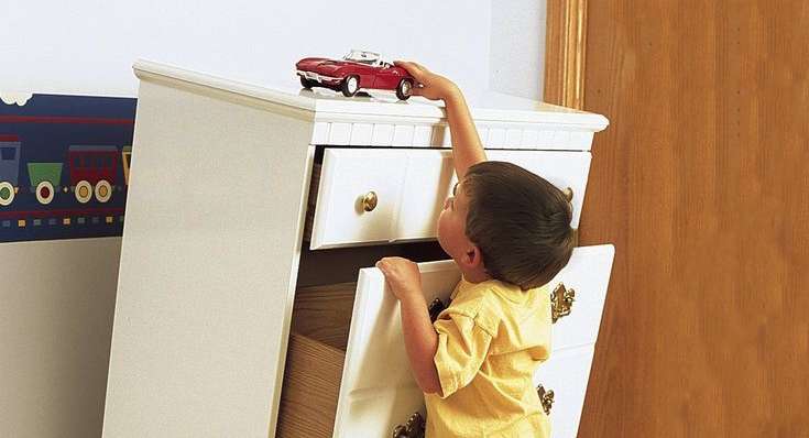 غرض بسيط ضروري لإنقاذ الطفل من خطر انقلاب الاثاث