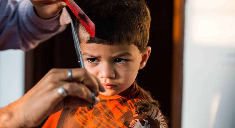 كيفية التعامل مع خوف الطفل من قص شعره