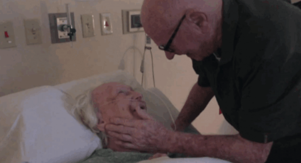 فيديو مؤثر لرجل تسعيني يغني لزوجته وهي على فراش الموت