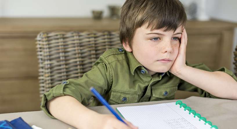 كيفية مساعدة الطفل على التأقلم مع المدرسة في غياب الأم