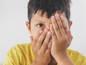 اسباب وطرق علاج احمرار عين الطفل