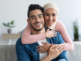 علامات حب الزوجة لزوجها