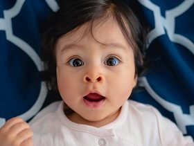 متى يبدأ الطفل بالكلام