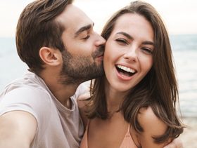 أبرز علامات اشتهاء الزوج لزوجته