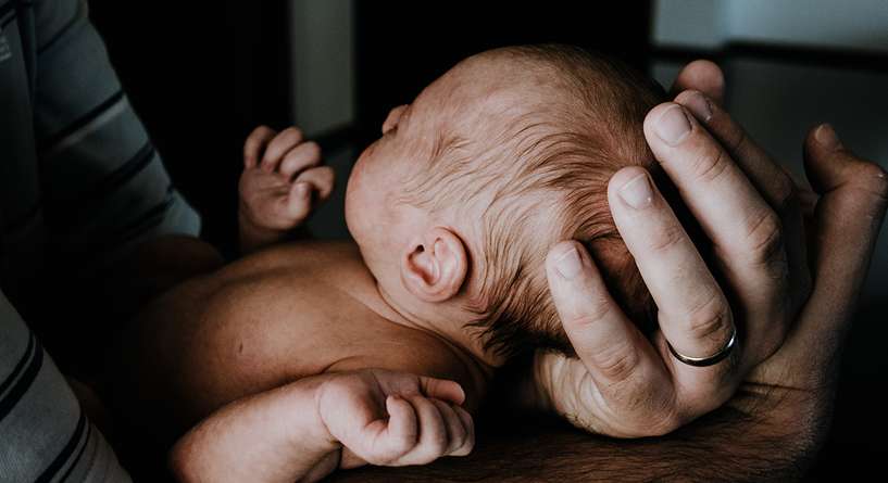 متى يجب استحمام الطفل حديث الولادة